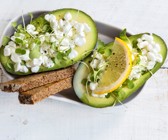 Gefüllte Avocado mit Hüttenkäse und Roggenbrot