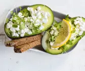 Gefüllte Avocado mit Hüttenkäse und Roggenbrot