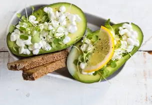 Gefüllte Avocado mit Hüttenkäse und Roggenbrot
