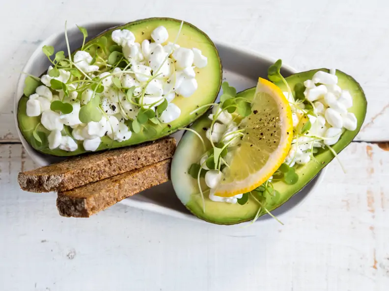 Gefüllte Avocado mit Hüttenkäse und Roggenbrot