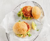 Knuspriger Scampi-Burger mit Avocado