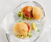 Knuspriger Scampi-Burger mit Avocado