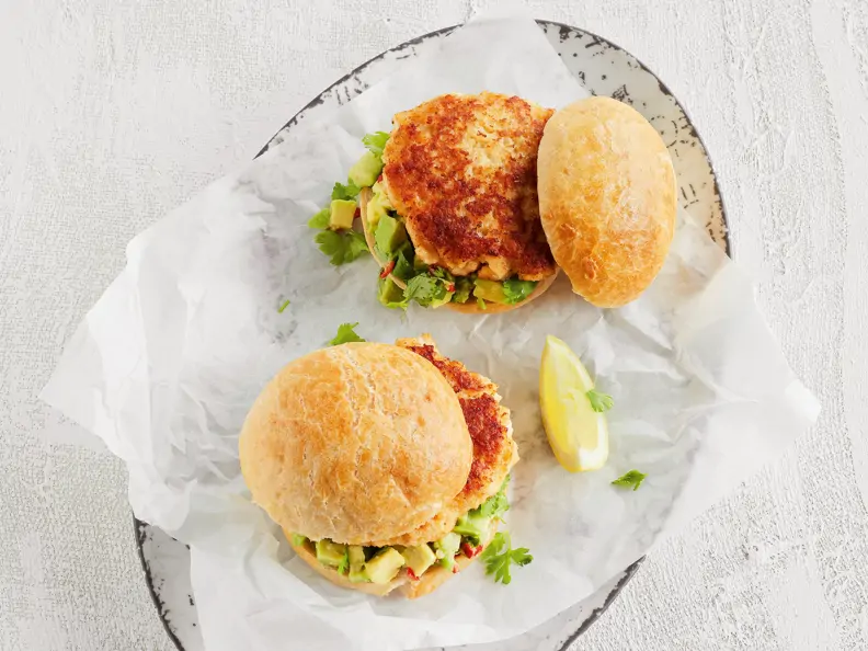 Knuspriger Scampi-Burger mit Avocado