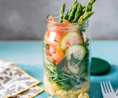Salat im Glas mit Lachs und Spargel