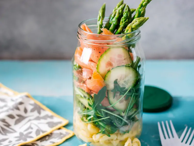 Salat im Glas mit Lachs und Spargel
