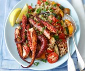 Oktopus mit Reis und Gemüse