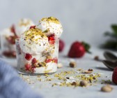 Kokos-Cashew-Eis mit Erdbeeren