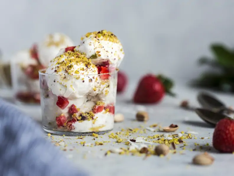 Kokos-Cashew-Eis mit Erdbeeren