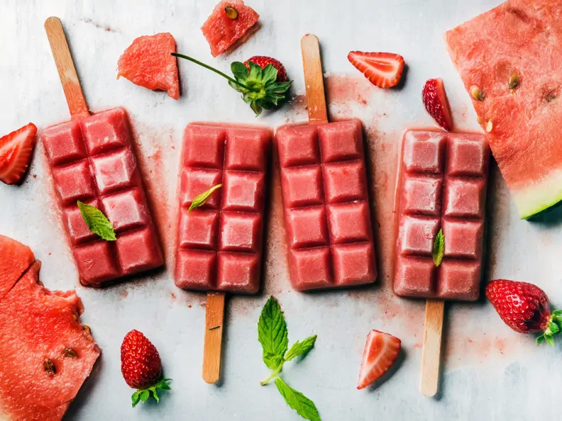 Erdbeer-Wassermelonen-Eis mit Minze