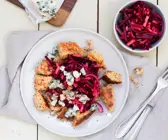 Kaiserschmarrn auf hellem Teller getopped mit Rote-Bete-Salat und Roquefort