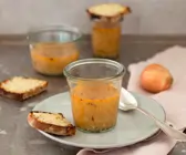 Zwiebelsuppe im Glas auf hellem Teller