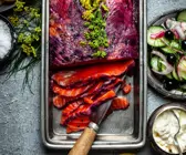 Graved Lachs mit schwarzen Johannisbeeren und Blinis