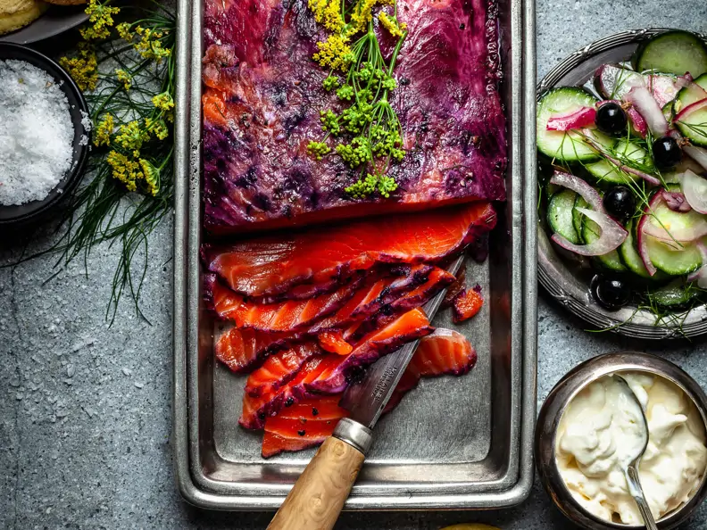 Graved Lachs mit schwarzen Johannisbeeren und Blinis