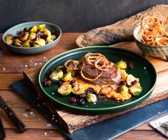 Rinderfilet mit Süßkartoffelstampf, Rosenkohl und Röstzwiebeln