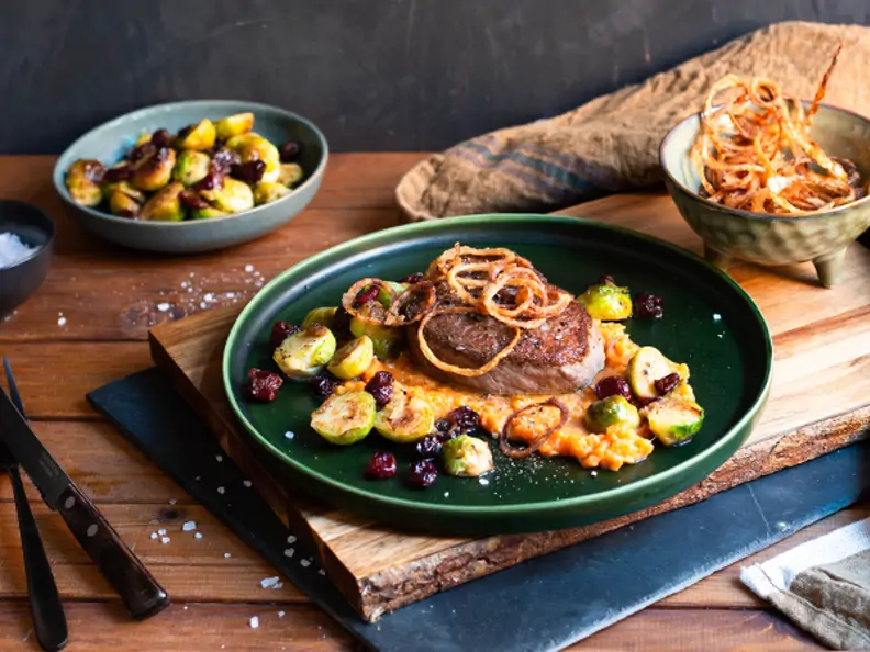 Rinderfilet mit Süßkartoffelstampf, Rosenkohl und Röstzwiebeln