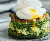 Erbsen-Pancakes mit Avocadopüree mit pochiertem Ei
