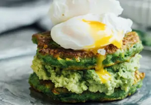 Erbsen-Pancakes mit Avocadopüree mit pochiertem Ei