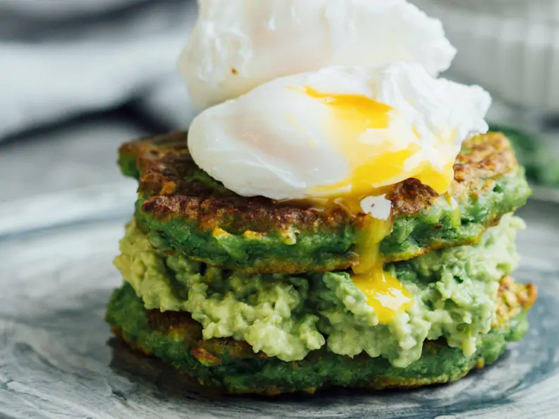 Erbsen-Pancakes mit Avocadopüree mit pochiertem Ei