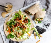 Hähnchen-Wrap mit Erdnuss-Kokos-Sauce