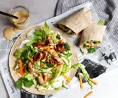 Hähnchen-Wrap mit Erdnuss-Kokos-Sauce