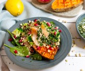 Gebackene Süßkartoffel mit Quinoa-Salat und Lachs