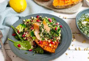 Gebackene Süßkartoffel mit Quinoa-Salat und Lachs