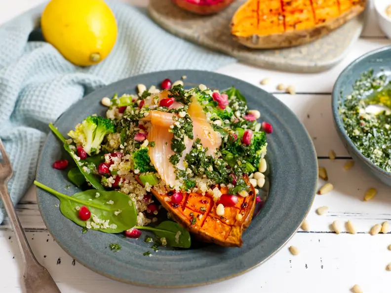 Gebackene Süßkartoffel mit Quinoa-Salat und Lachs
