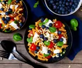 Linsennudel-Salat mit Mozzarella und Heidelbeeren