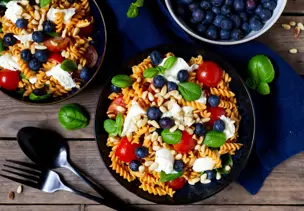 Linsennudel-Salat mit Mozzarella und Heidelbeeren