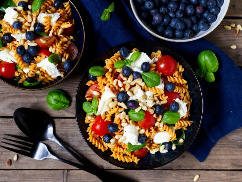 Linsennudel-Salat mit Mozzarella und Heidelbeeren