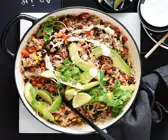 Mexikanischer Reis-Hack-Topf mit Avocado und Bohnen