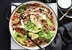 Mexikanischer Reis-Hack-Topf mit Avocado und Bohnen