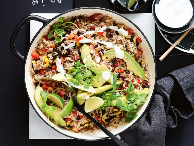 Mexikanischer Reis-Hack-Topf mit Avocado und Bohnen