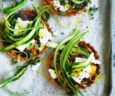 Torteletts mit getrockneten Tomaten und Spargel