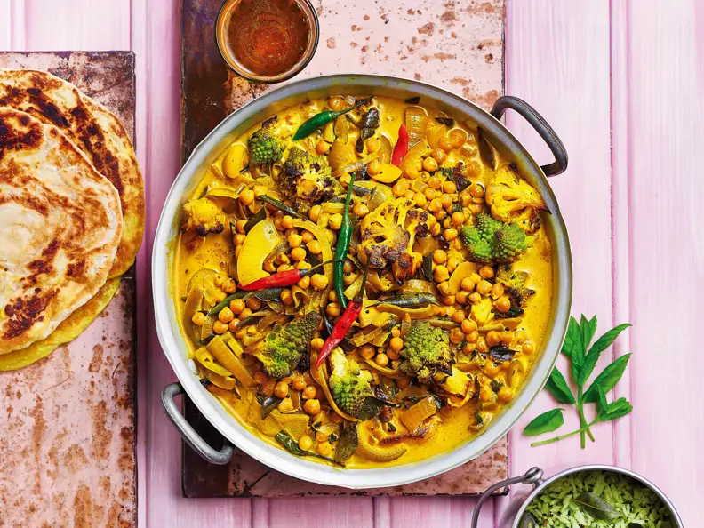 Blumenkohl-Curry mit Romanesco und Kichererbsen 