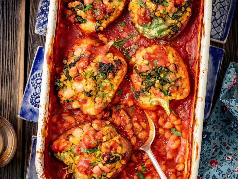 Gefüllte Paprika mit Linsen in Tomaten-Bohnen-Sauce