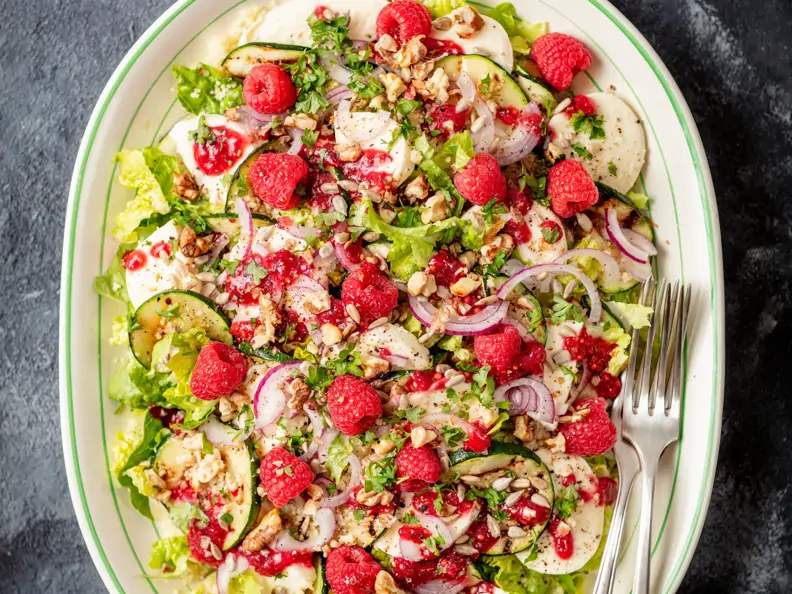 Zucchini-Mozzarella-Salat mit Himbeer-Dressing