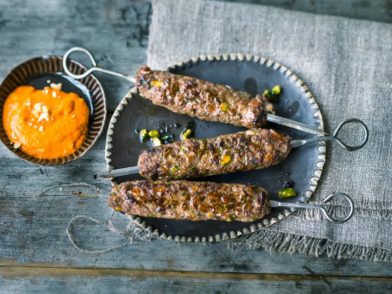 Kafta-Kebabs mit Muhammara-Sauce
