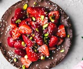 Schokoladen-Kokos-Tarte mit Erdbeeren