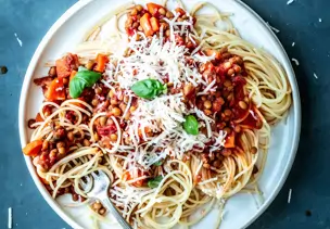 Spaghetti mit kerniger Linsen-Bolognese