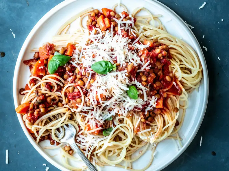 Spaghetti mit kerniger Linsen-Bolognese