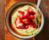 Kurkuma-Grießbrei mit Ingwer-Erdbeeren