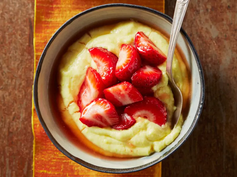 Grießbrei mit Erdbeeren