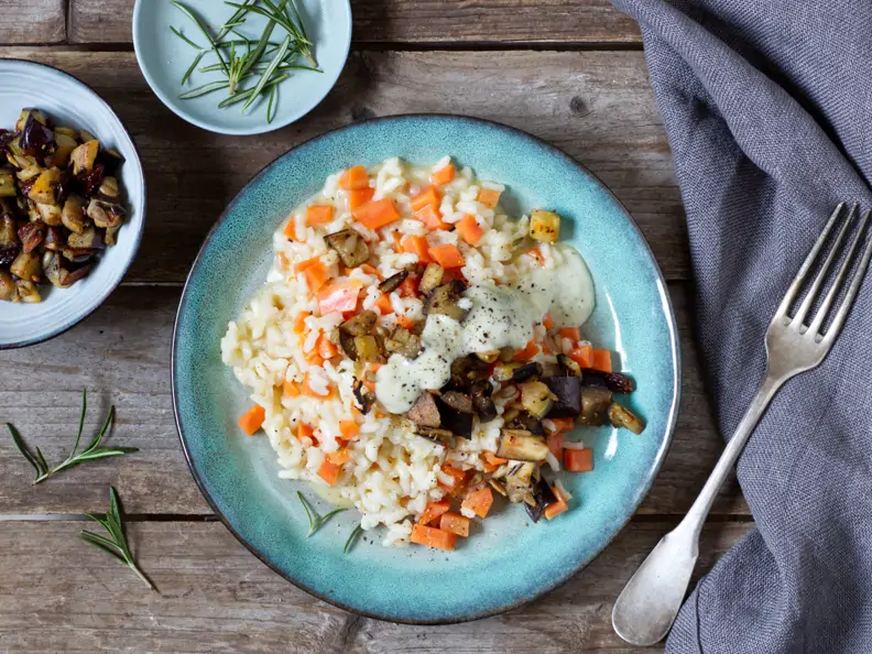 Möhren-Risotto mit Auberginen und Pesto-Sauce