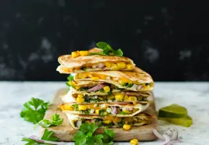 Würzige Quesadillas mit Salsa verde