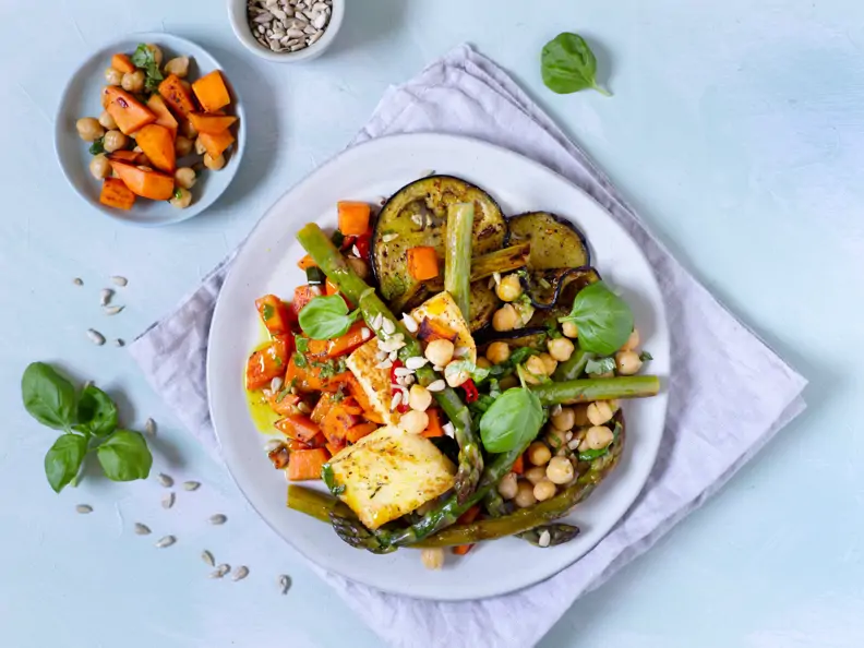 Süßkartoffeln mit Spargel, Auberginen und Halloumi