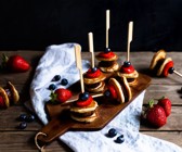 Pancake-Spieße mit Früchten