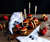 Pancake-Spieße mit Früchten