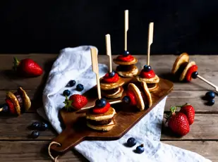 Pancake-Spieße mit Früchten