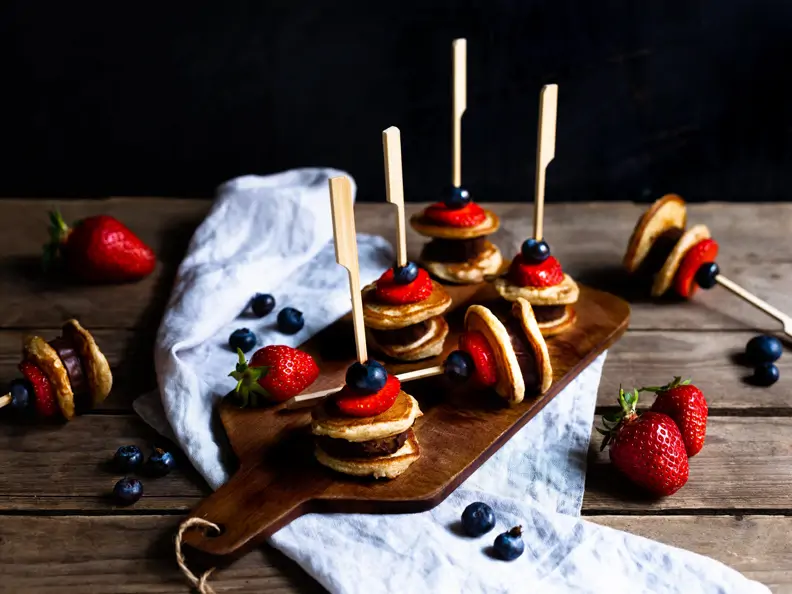 Pancake-Spieße mit Früchten
